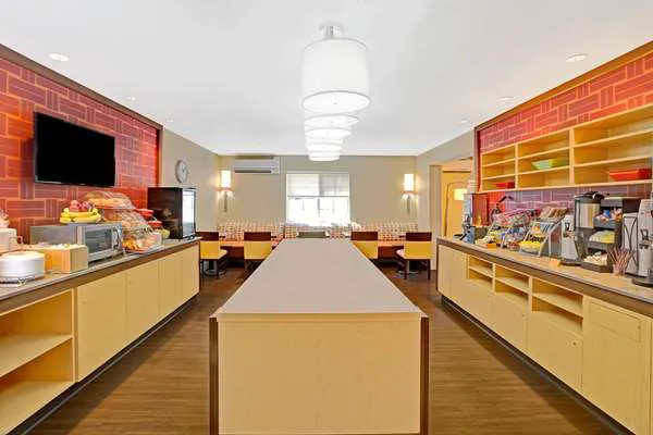 Hawthorn Suites by Wyndham Greensboro 4