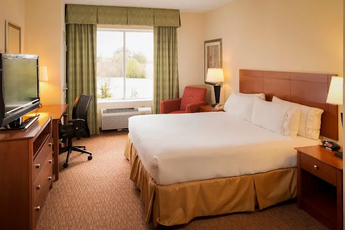 Holiday Inn Express & Suites Greensboro - Airport Area by IHG 4