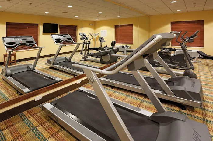 Holiday Inn Express & Suites Greensboro - Airport Area by IHG 4