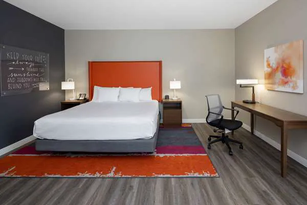 La Quinta Inn & Suites by Wyndham Greensboro Arpt High Point 4
