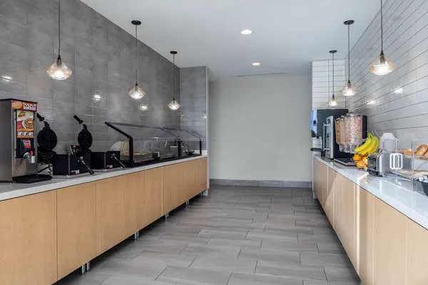 La Quinta Inn & Suites by Wyndham Greensboro Arpt High Point 4