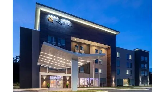 La Quinta Inn & Suites by Wyndham Greensboro Arpt High Point 4