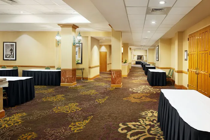 Embassy Suites by Hilton Greensboro Airport 4