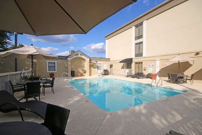 Wingate by Wyndham Greensboro/Coliseum 5