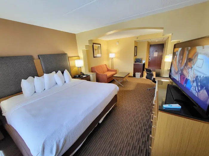 Wingate by Wyndham Greensboro/Coliseum 5