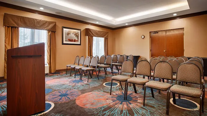 Wingate by Wyndham Greensboro/Coliseum 5