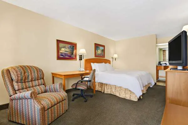 Howard Johnson by Wyndham Greensboro Near the Coliseum 5