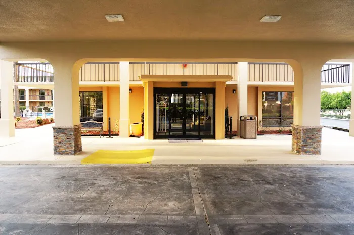Howard Johnson by Wyndham Greensboro Near the Coliseum 5
