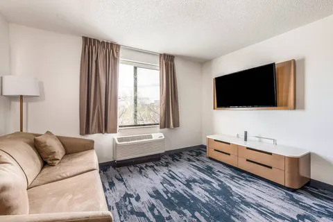 Fairfield Inn & Suites Greensboro Coliseum Area 5