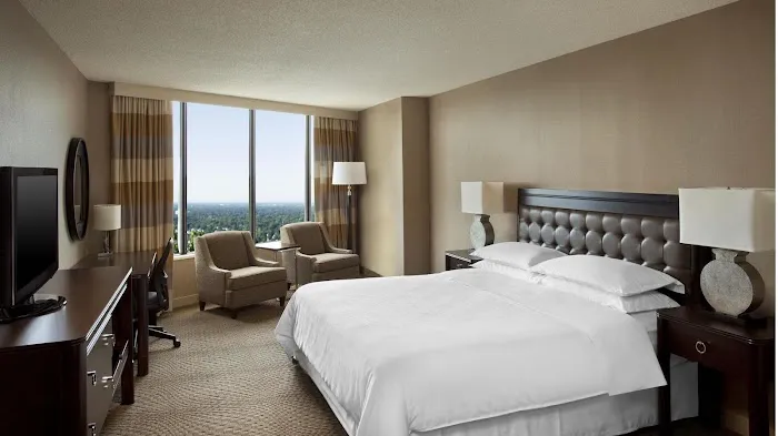 Sheraton Greensboro at Four Seasons 4