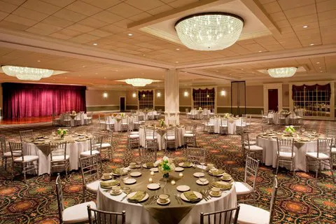 Sheraton Greensboro at Four Seasons 4