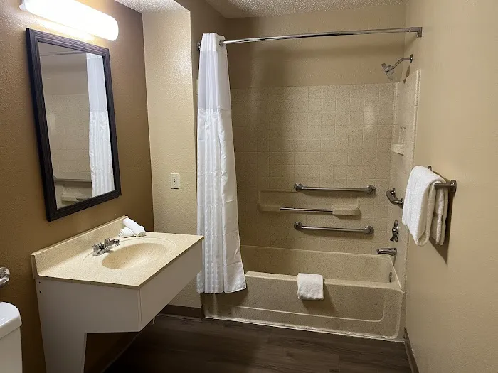 HomeTowne Studios & Suites Greensboro 4