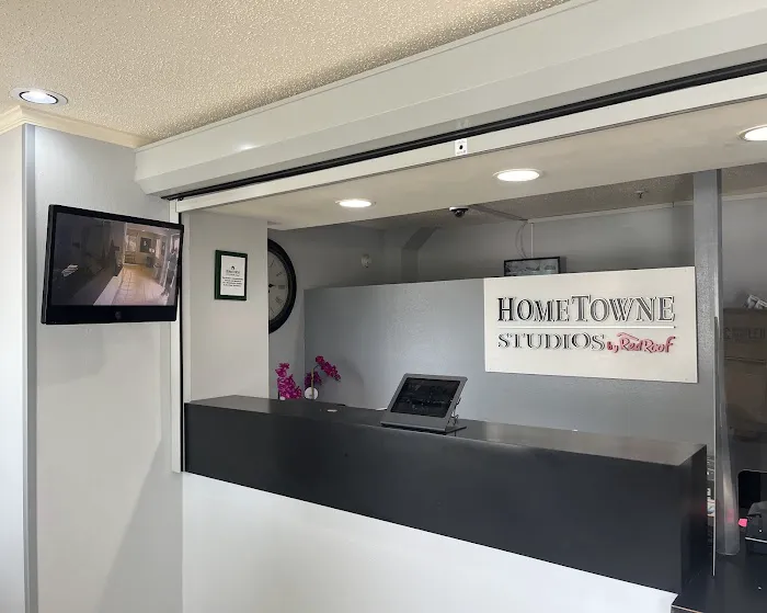 HomeTowne Studios & Suites Greensboro 4