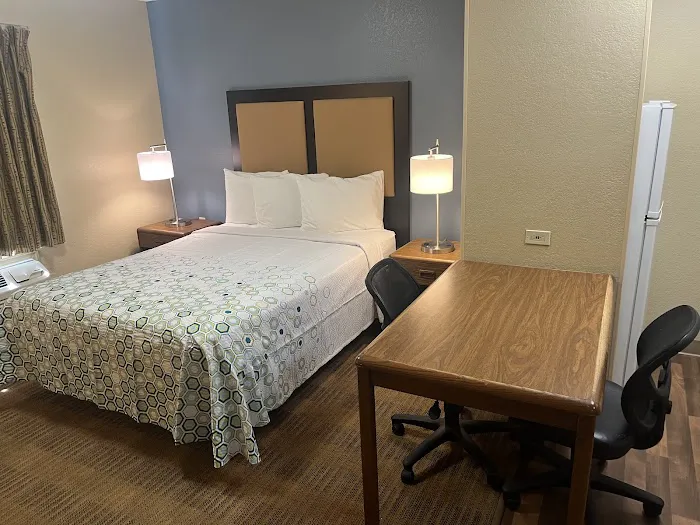 HomeTowne Studios & Suites Greensboro 4