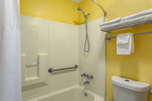 Days Inn by Wyndham Greensboro Airport 4