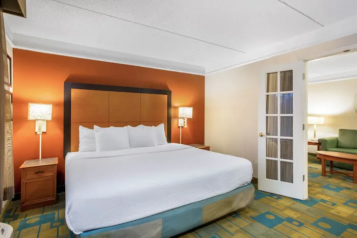La Quinta Inn & Suites by Wyndham Greensboro NC 4
