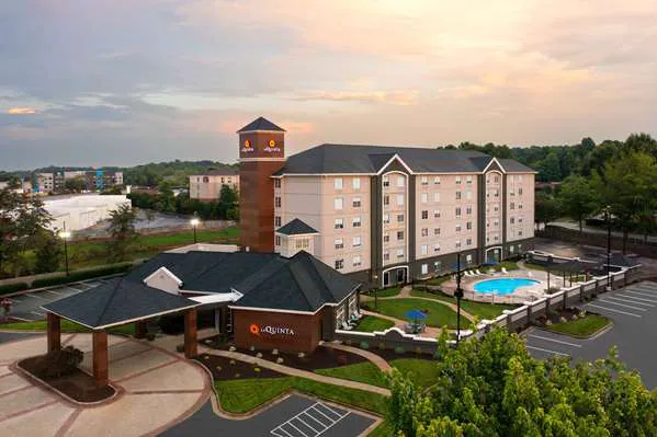 La Quinta Inn & Suites by Wyndham Greensboro NC 4