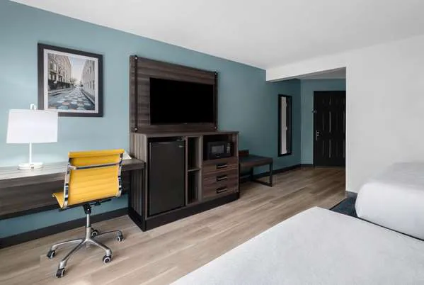 La Quinta Inn & Suites by Wyndham Greensboro NC 4