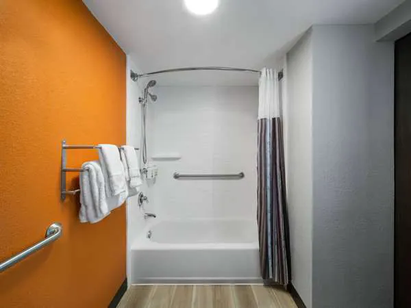 La Quinta Inn & Suites by Wyndham Greensboro NC 4