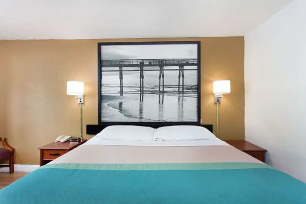 Super 8 by Wyndham Greensboro/Coliseum/Conv. 4