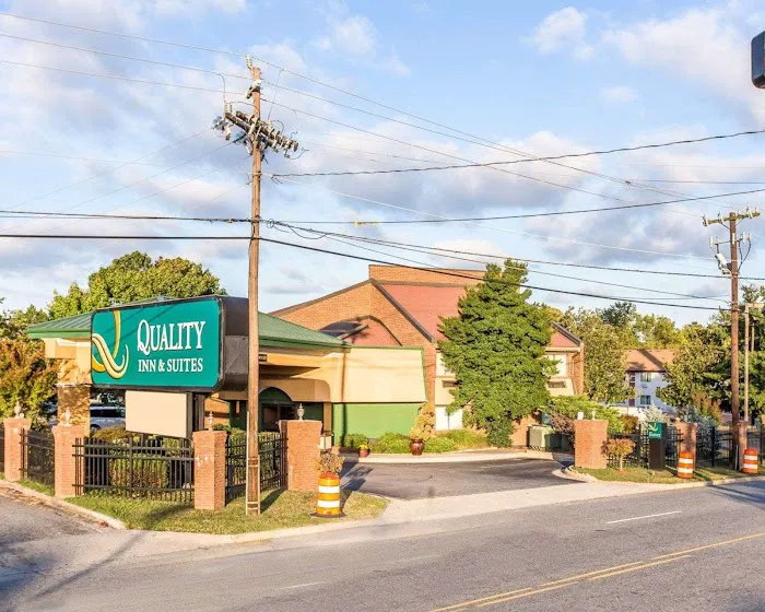 Quality Inn & Suites Coliseum 4