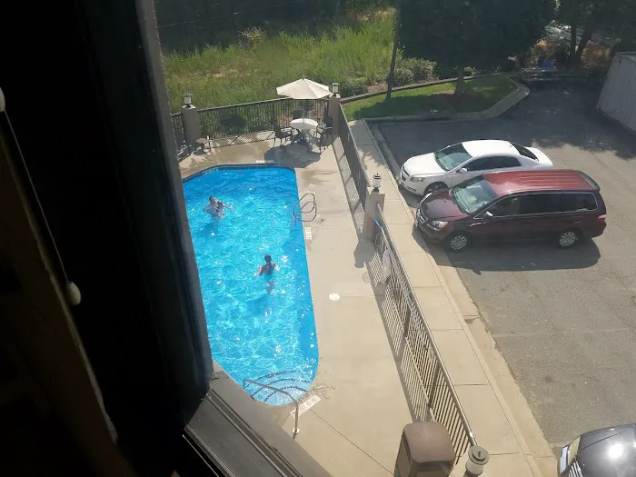 Quality Inn & Suites Coliseum 4