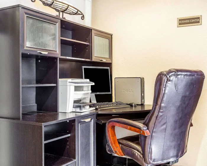 Quality Inn & Suites Coliseum 4