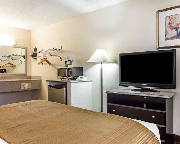 Quality Inn & Suites Coliseum 4