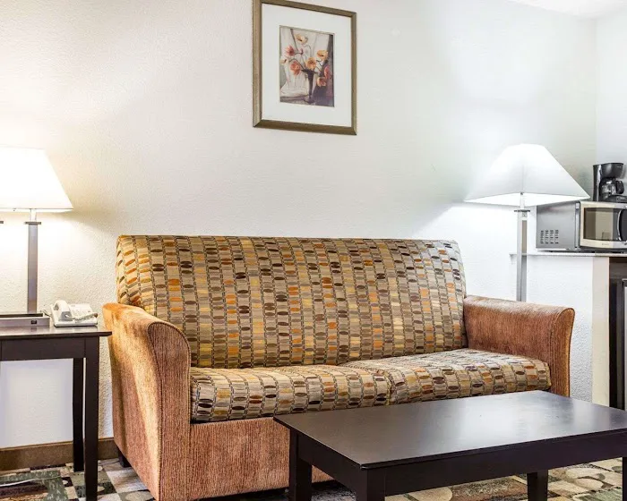 Quality Inn & Suites Coliseum 4