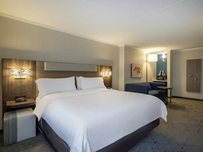 Holiday Inn Express & Suites Greensboro-(I-40 @ Wendover) by IHG 4