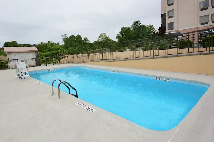 Holiday Inn Express & Suites Greensboro-(I-40 @ Wendover) by IHG 4