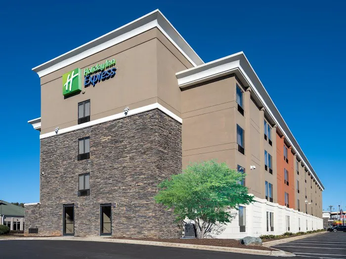 Holiday Inn Express & Suites Greensboro-(I-40 @ Wendover) by IHG 4