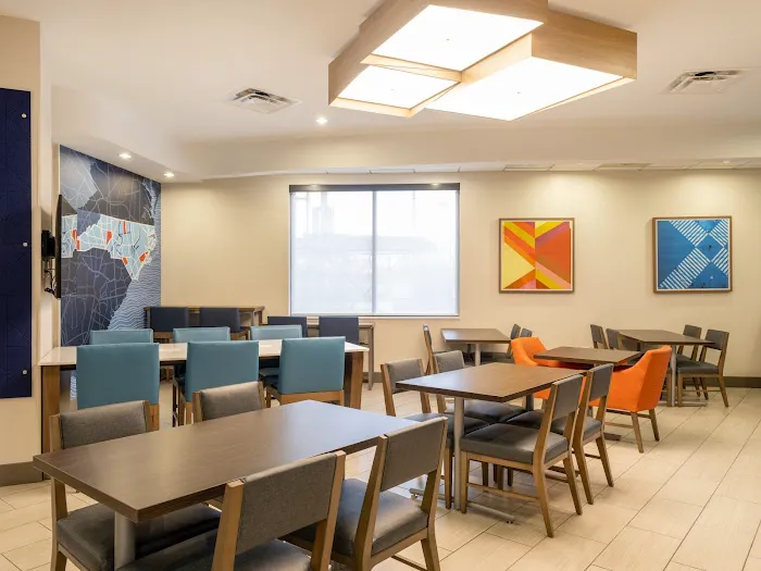 Holiday Inn Express & Suites Greensboro-(I-40 @ Wendover) by IHG 4