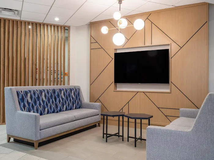 Holiday Inn Express & Suites Greensboro-(I-40 @ Wendover) by IHG 4