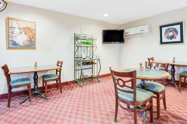 Microtel Inn & Suites by Wyndham Greensboro 4