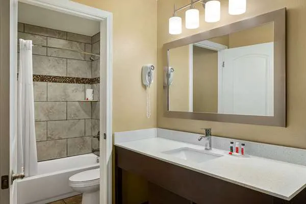 Howard Johnson by Wyndham Pigeon Forge 4