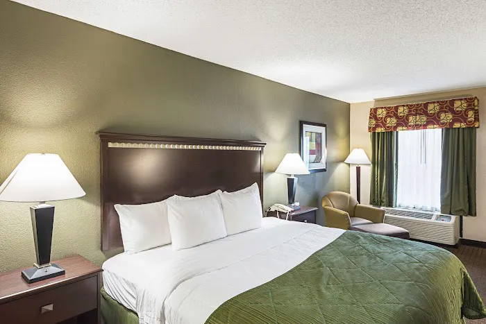 Quality Inn & Suites Greenville - Haywood Mall 4