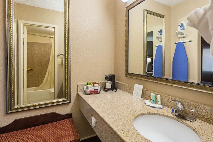 Quality Inn & Suites Greenville - Haywood Mall 4