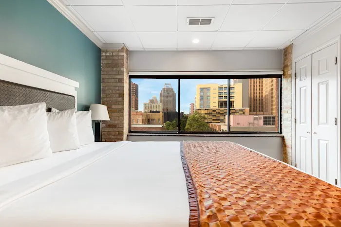 Riverwalk Plaza Hotel 5