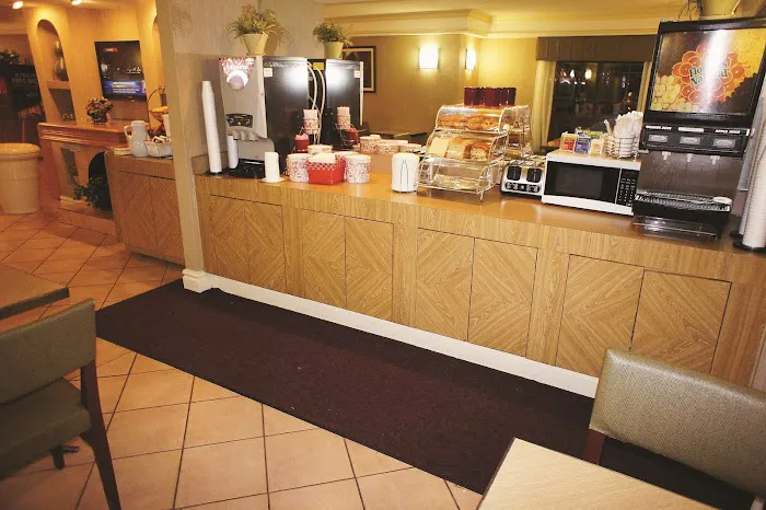 La Quinta Inn by Wyndham San Antonio Market Square 5