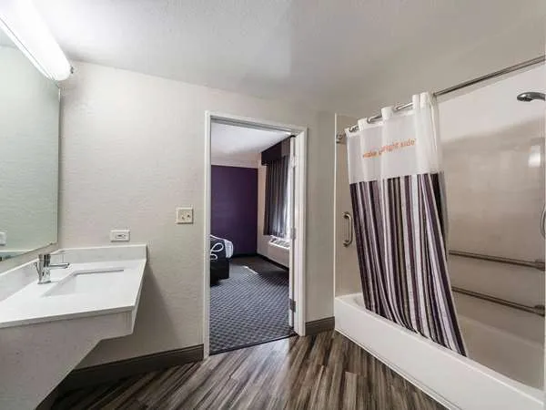 La Quinta Inn & Suites by Wyndham San Antonio Downtown 5