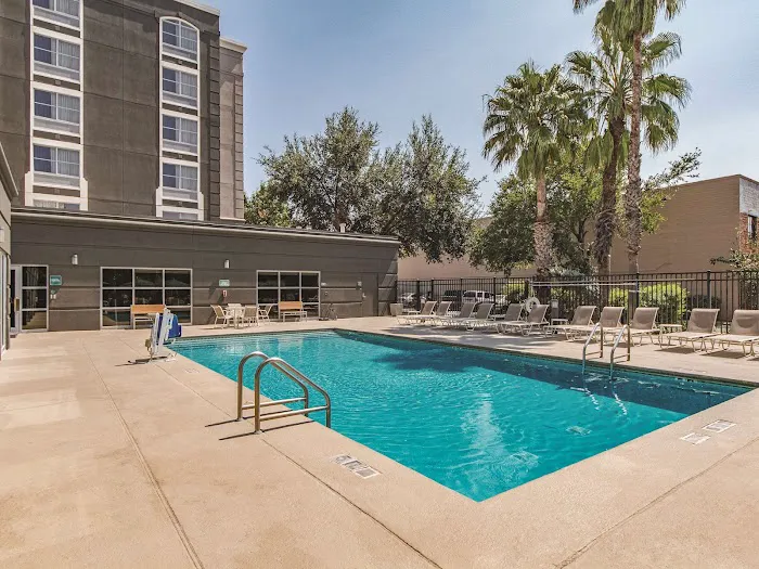 La Quinta Inn & Suites by Wyndham San Antonio Downtown 5