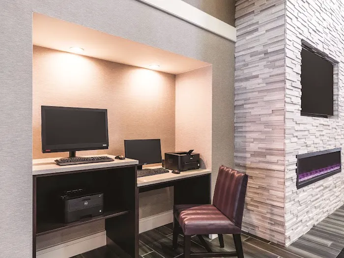La Quinta Inn & Suites by Wyndham San Antonio Downtown 5