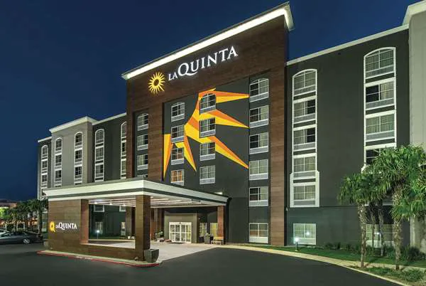 La Quinta Inn & Suites by Wyndham San Antonio Downtown 5
