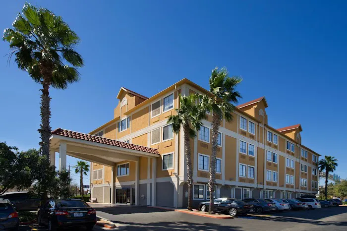 Holiday Inn Express & Suites San Antonio-Dtwn Market Area by IHG 5