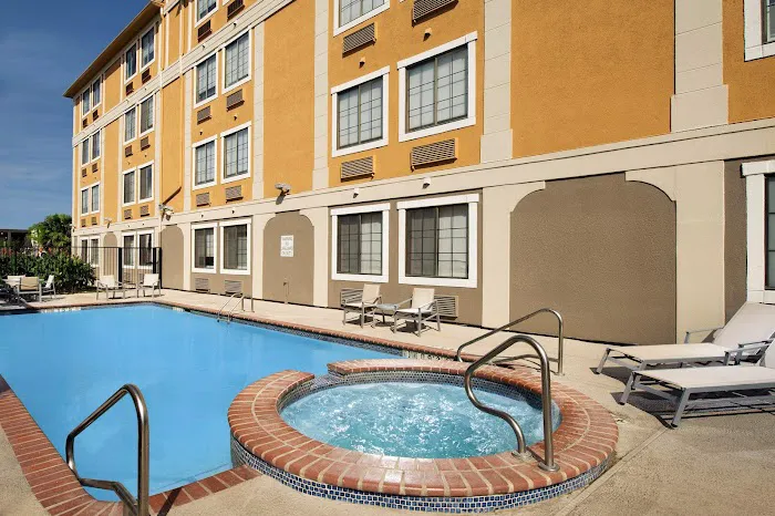 Holiday Inn Express & Suites San Antonio-Dtwn Market Area by IHG 5