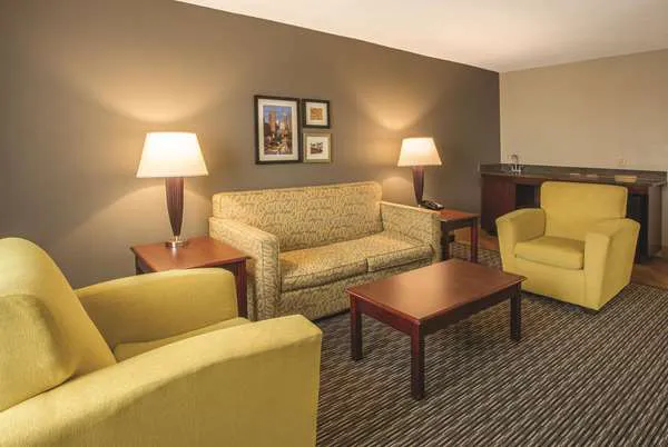 La Quinta Inn & Suites by Wyndham San Antonio Riverwalk 5