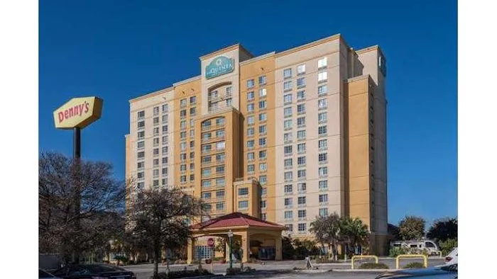 La Quinta Inn & Suites by Wyndham San Antonio Riverwalk 5