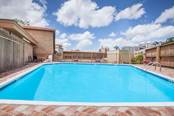 Days Inn by Wyndham San Antonio Alamo/Riverwalk 5