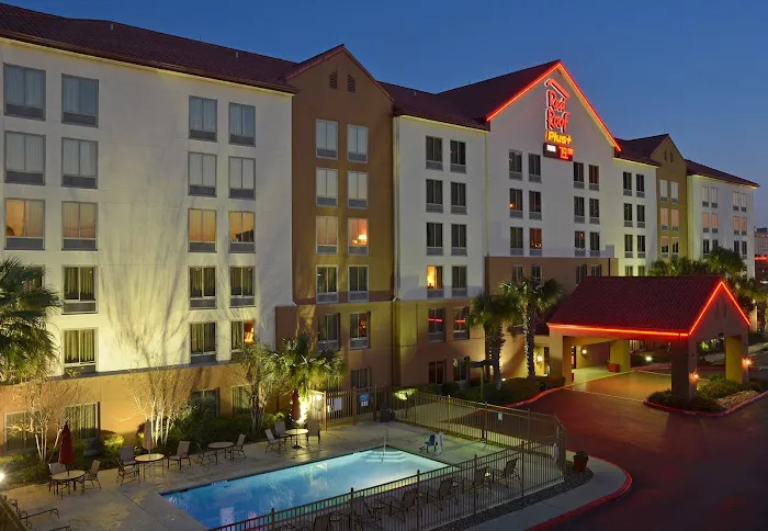 Red Roof PLUS+ San Antonio Downtown - Riverwalk 5